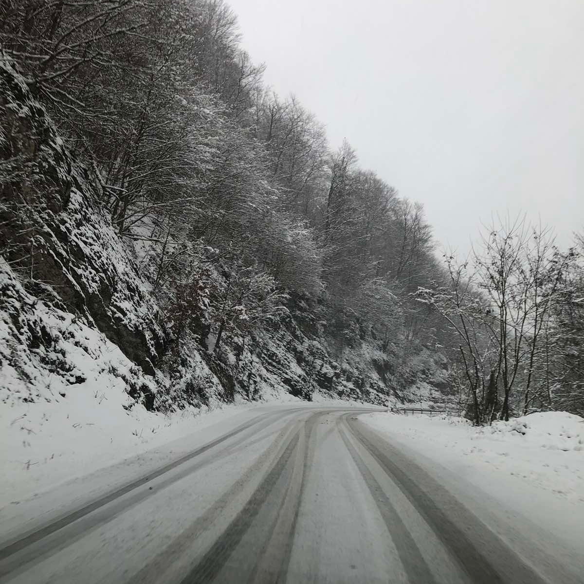 Saobraćajni kolaps u državi zbog snijega: Evo koji su putevi s lošim uslovima za vožnju, Life.ba