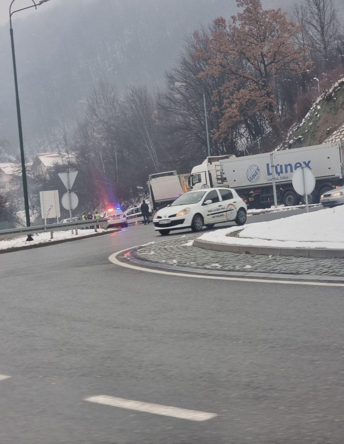 Teška saobraćajna nesreća na Vogošćanskoj petlji: Sudarili se kamion i šleper, Life.ba