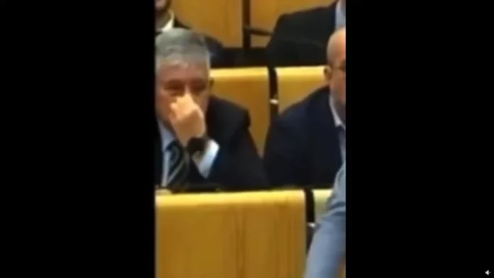 Snimak zastupnika Naše stranke postao hit na internetu: Kopa nos na sjednici, Life.ba