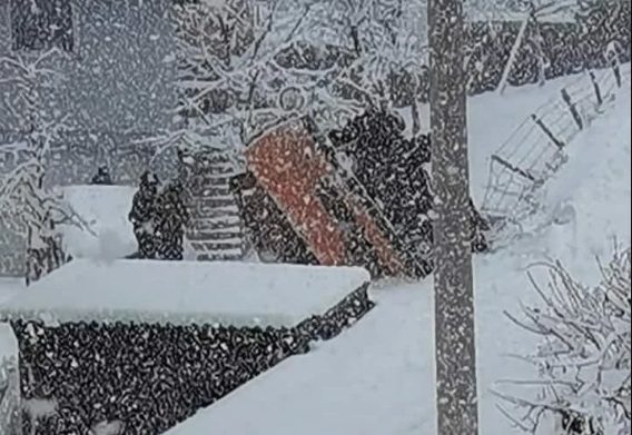 (FOTO) Tokom čišćenja snijega, vozilo se prevrnulo na prostor privatne kuće, Life.ba