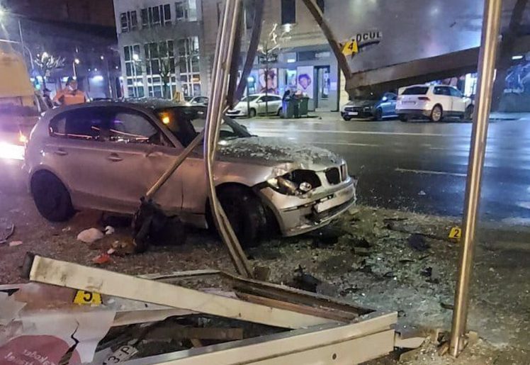 Problemi sa neprilagođenom vožnjom: BMW-om se zabio u autobusko stajalište, Life.ba