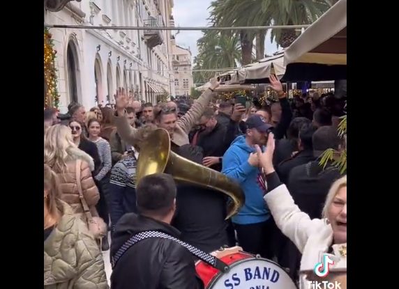 (VIDEO) Trubači i Đurđevdan na Rivi u Splitu: Pogledajte reakciju prolaznika, Life.ba
