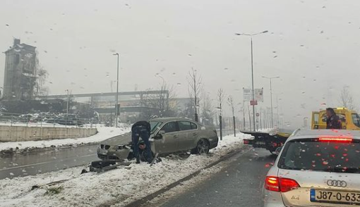Saobraćajna nesreća u Sarajevu: Vozač izgubio kontrolu nad vozilom i sletio s puta, Life.ba