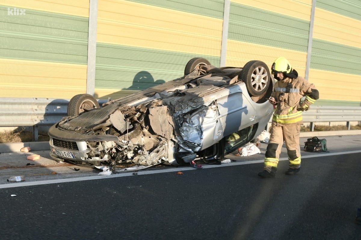 Teška saobraćajna nesreća kod Sarajeva: Automobil završio na krovu, tri osobe povrijeđene, Life.ba