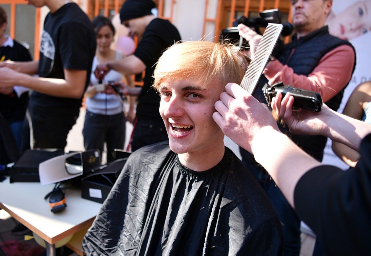 Divan gest mostarskih učenika: Donirali kosu za izradu perika za oboljele od raka, Life.ba