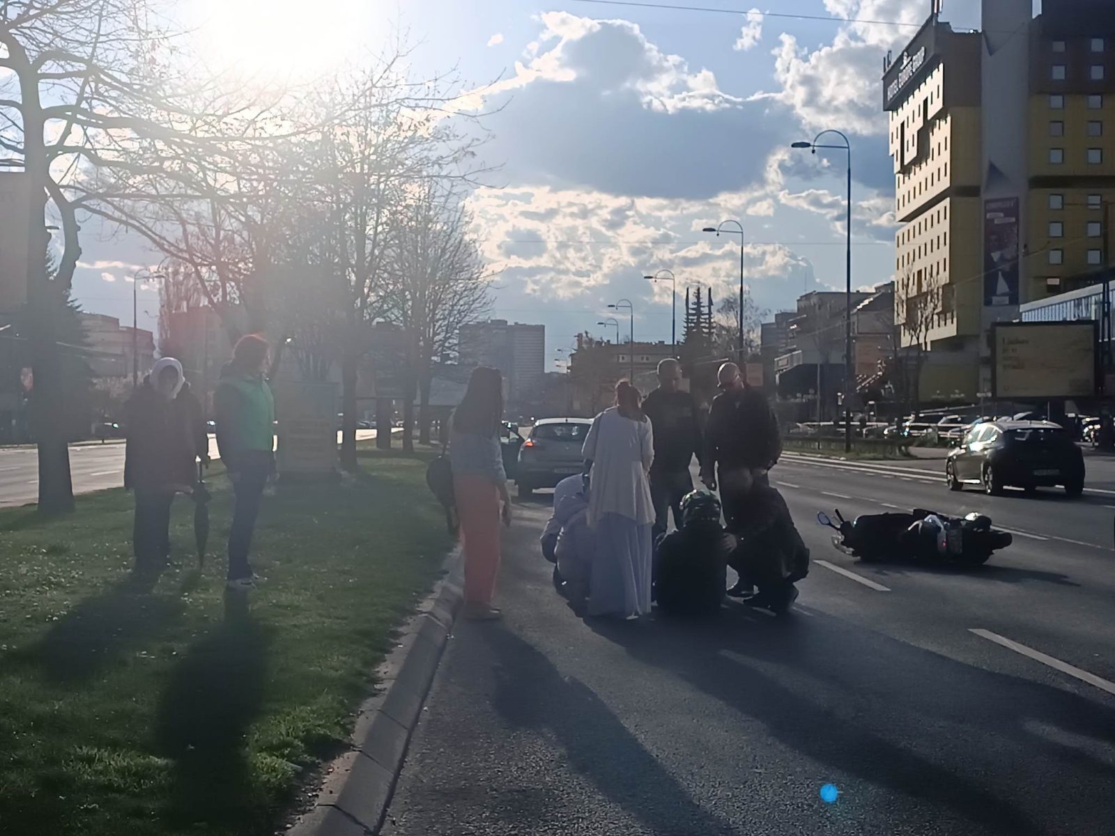 Nesreća u centru Sarajeva: Motorista udario u automobil, Life.ba