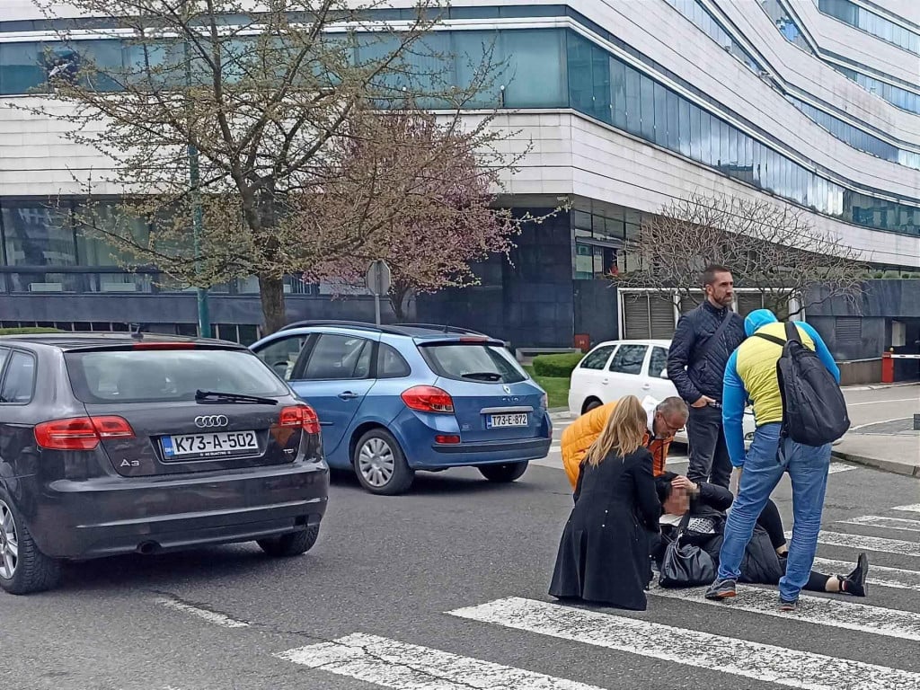 (FOTO) Nesreća u Sarajevu: Ženu udario automobil na pješačkom prijelazu, Life.ba