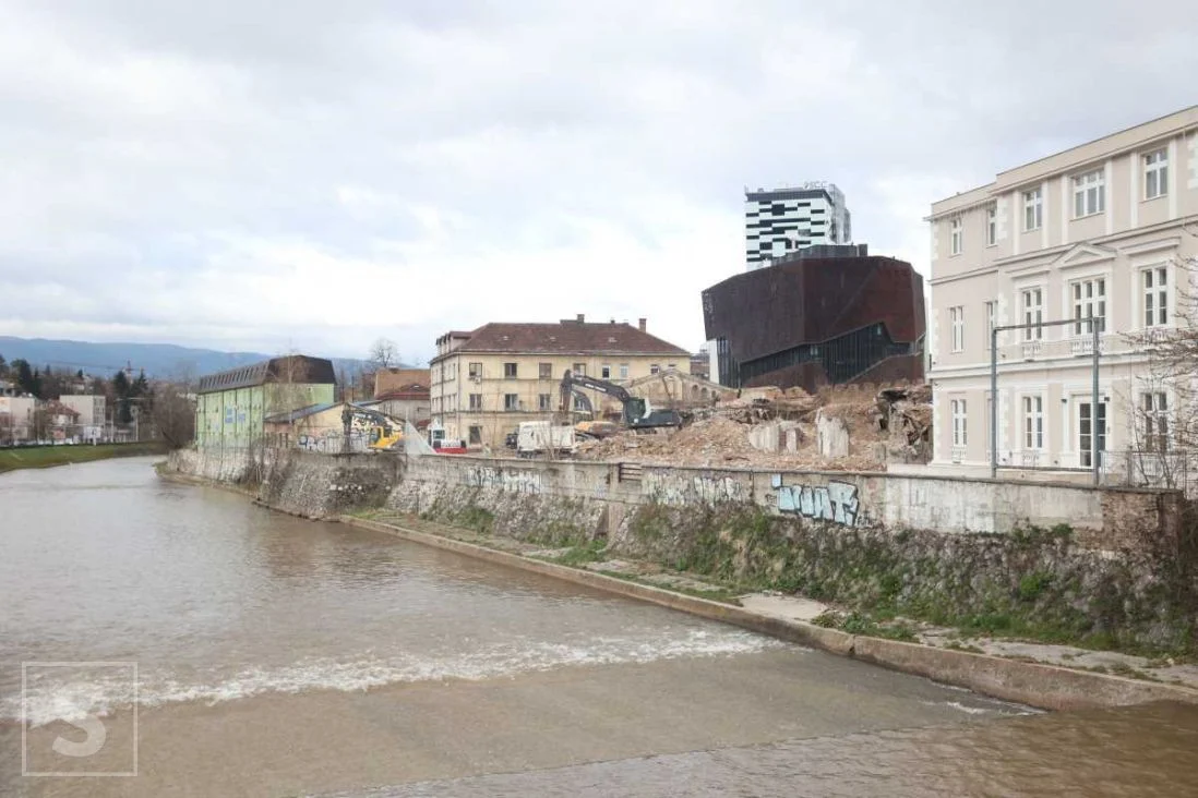 (FOTO) Krenulo rušenje zgrade u centru Sarajeva, Life.ba