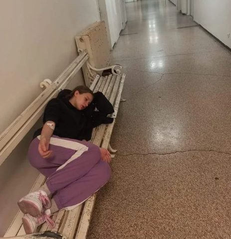 Sramotan događaj u Zenici: Djevojčica dva sata čekala da je prime na pregled, ležala na klupi u hodniku, Life.ba