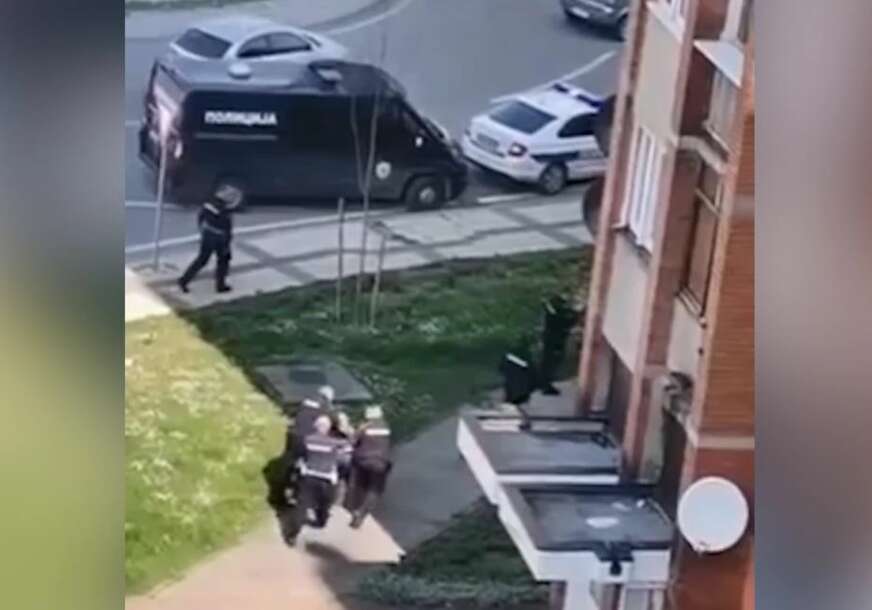 (VIDEO) Filmska akcija policije snimljena: Uhapšen mladić koji je iz vozila u pokretu izbacio pištolj i drogu, Life.ba