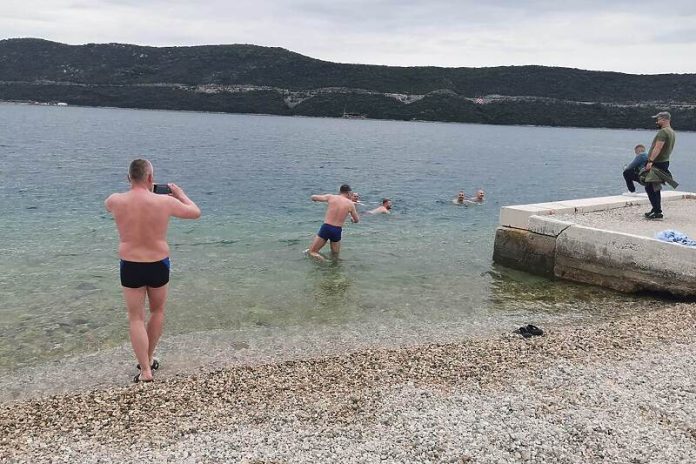 Rusi otvorili sezonu kupanja na bh. obali: Zaplivali u Neumu, Life.ba