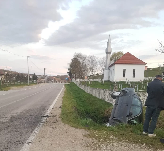 (FOTO) Automobil sletio s ceste u Velikoj Kladuši, pa udario u džamijsku ogradu, Life.ba