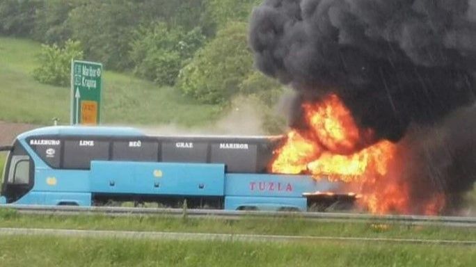 (FOTO/VIDEO) Autobus iz Tuzle se zapalio na autoputu u Hrvatskoj, spašeno 17 putnika, Life.ba