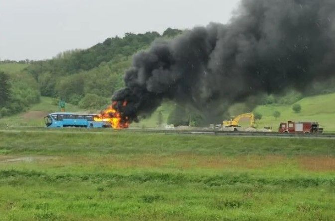 (FOTO/VIDEO) Autobus iz Tuzle se zapalio na autoputu u Hrvatskoj, spašeno 17 putnika, Life.ba