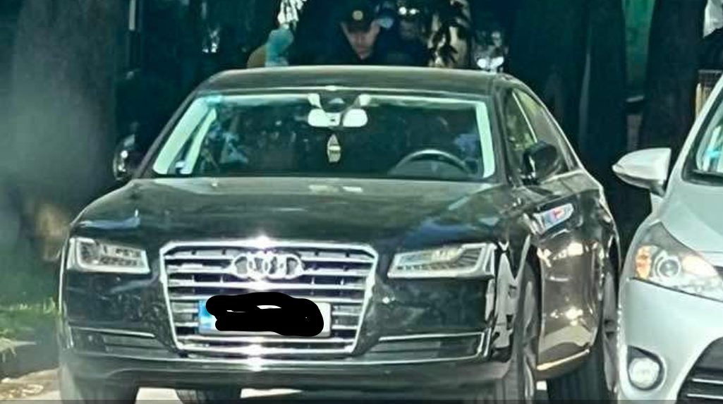 Audi stoji ostavljen na cesti, policija osigurava vozilo, Life.ba