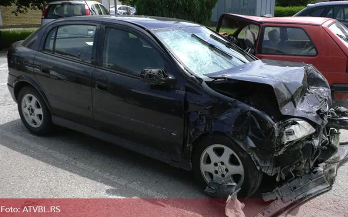 (VIDEO) Vozač poginuo nadomak svoje kuće, trkač se u velikoj brzini zabio u njegovo auto, Life.ba