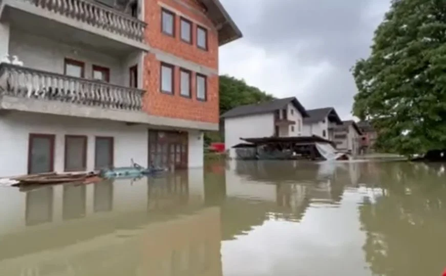 Poplave napravile haos u Bosanskom Novom: Voda je trenutno puno veća nego tokom poplava 2014. godine, Life.ba