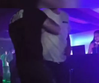 (VIDEO) Sraman video iz tuzlanske diskoteke: Mladić pokušao dati ružu pjevačici, zaštitar mu umalo slomio ruku, Life.ba