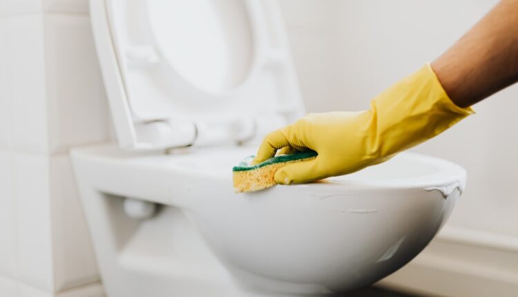 Bolji trik za čišćenje kupatila niste čuli: Jedna namirnica skida sve sa WC šolje, čisti odvode i uporni kamenac, Life.ba